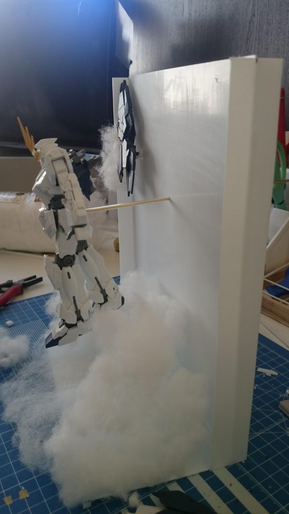 腰にプラ棒&真鍮線で接続しております。