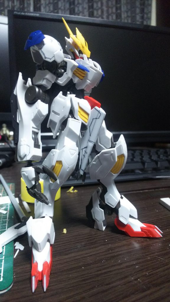 股間の延長です。
元パーツのディテールを全て削り落としてから全体にプラ板を貼り付けて延長しています。
元から異形感の強いルプスレクスをさらに異型にするためにやりました。