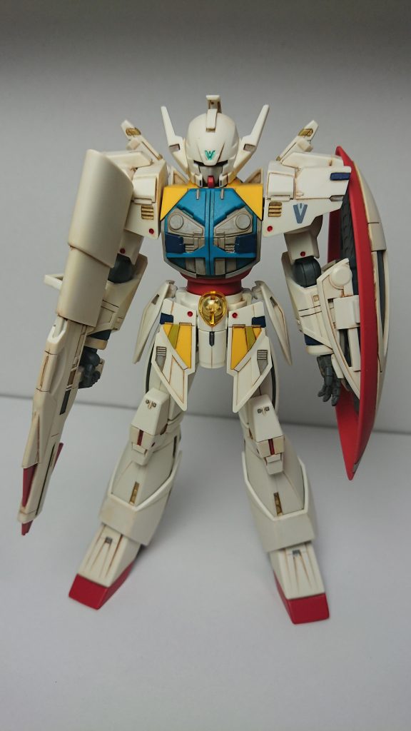 筆塗りでライトグレー、ゴールドグレー、濃いブルーなど。機体ホワイトは成形色のまま。