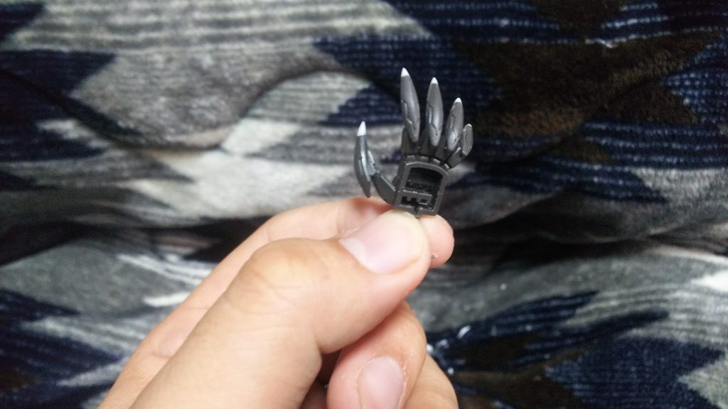 爪は先端をヤスって平にし、そこにプラ角棒を付けて削りシャープにしました。
両爪とアンテナ全てをこの方法でシャープ化しています。