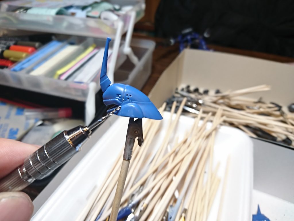 もともとのデザインで、穴が開いた箇所が多いのですが、所詮はモールド状なので、実際にピンバイスで削孔しました。