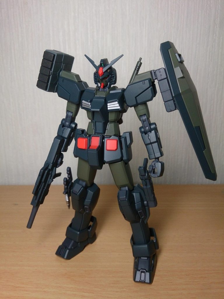 大まかな部分はベースガンダムですが、両肩と両脚をレオパルドダヴィンチのものに変えています。ダヴィンチのガトリング用のアームでシールドを接続。肩にも流用したミサイルポッドを取り付けています。