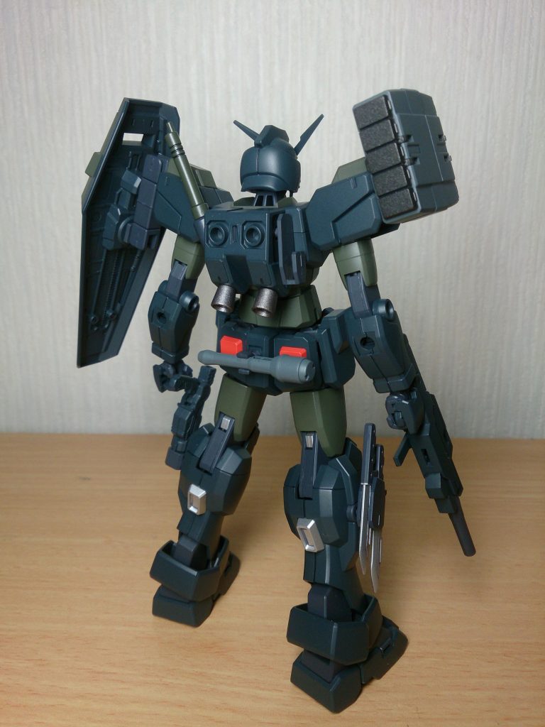 バックパックはシンプルに。あえてゴテゴテした翼などを付けず、すっきりした背中にするのが好みです。右側のサーベルラックは廃し、ウェポンマウントラッチを取り付けました。