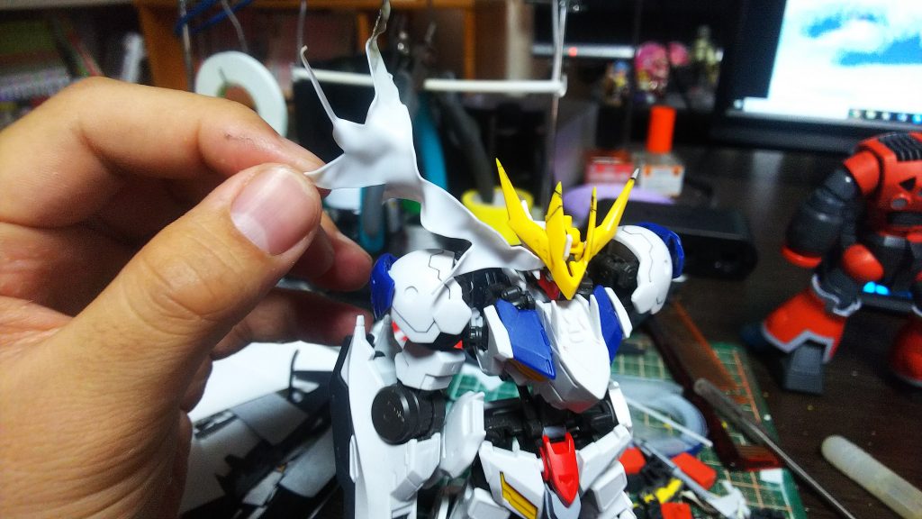 目の光。
炎のような形にプラ板を切り出してから、ライターで熱を加えて変形させました。
初めてやった割にはいい感じに出来ました。