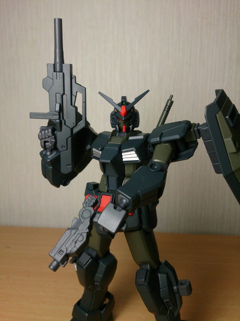 主武装はケルディムサーガのサブマシンガンをチョイス。ハンドガンは緊急護身用に。軽快に動けるよう巨大な武装は装備しません。