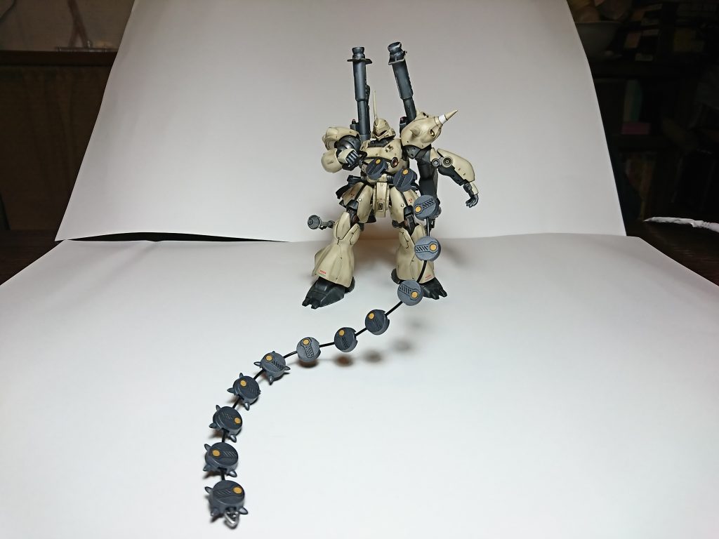 Mr.カラーのセールカラーとホワイトを1:3で調色しましたが、予定ではもっと濃く発色するはずでした。
リアルカラーというか、地上戦だとあまり目立つ色の全長18mもある機動兵器は現実味がなかったので、いい塩梅にボケてくれたかな、と。