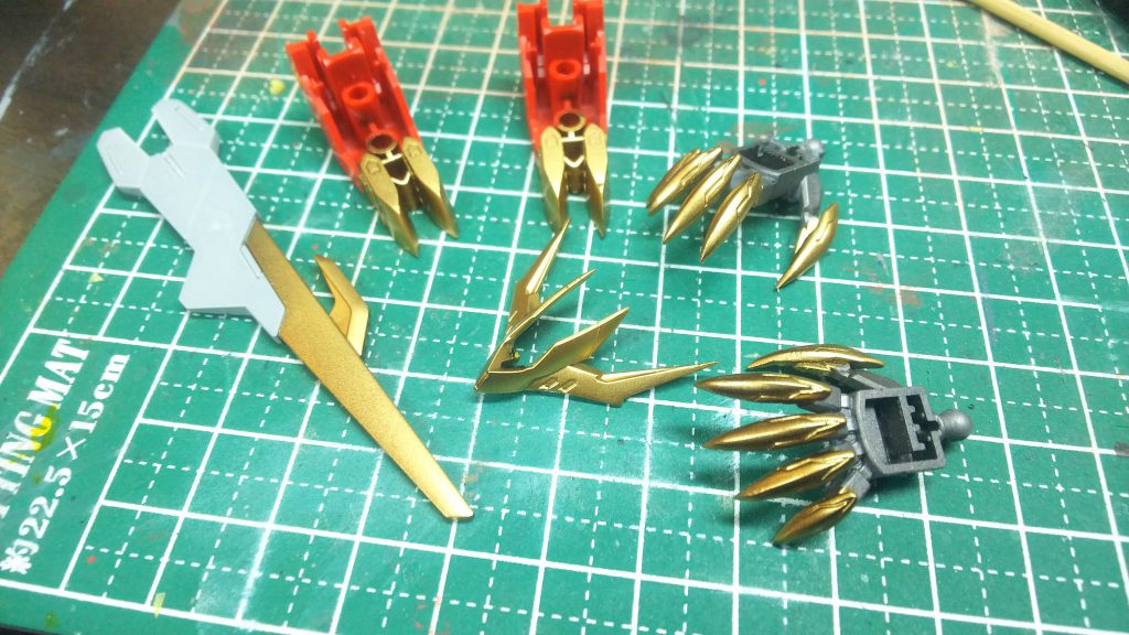 金の塗装。
光沢ブラックを下地にゴールドを吹いています。
黄色では少し安っぽくなりそうだと思ったので金にしました。