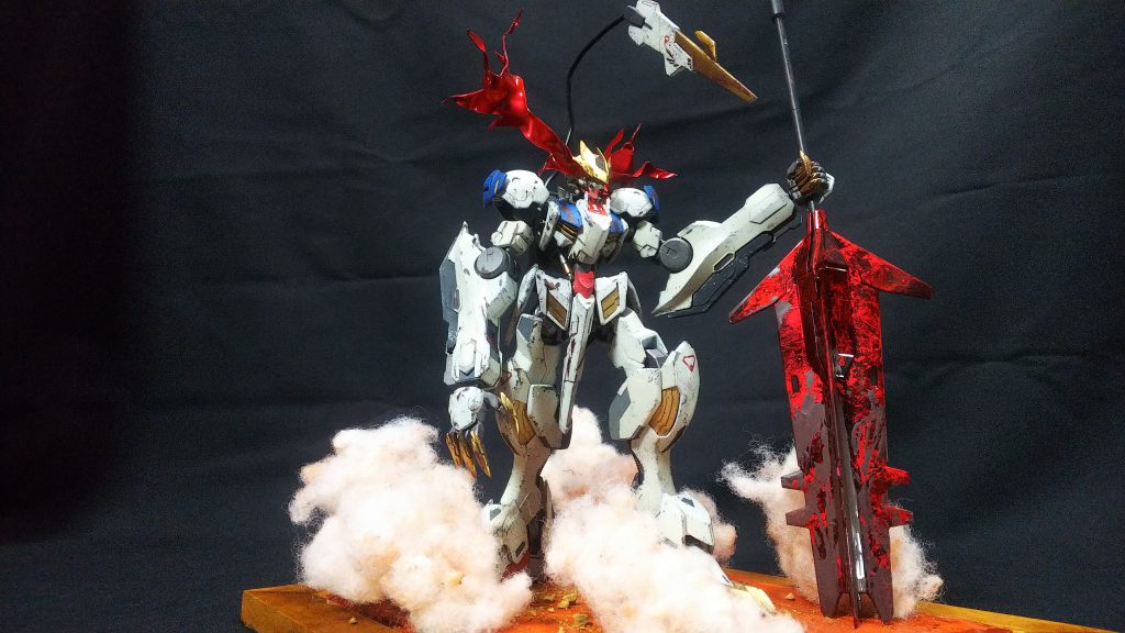 百均のフォトフレームに紙粘土を敷き詰めて火星の大地にし、その上に乾燥させたウェザリングペーストで作った小石を散りばめました。
砂煙は針金を通した綿を土台にさして表現しています。