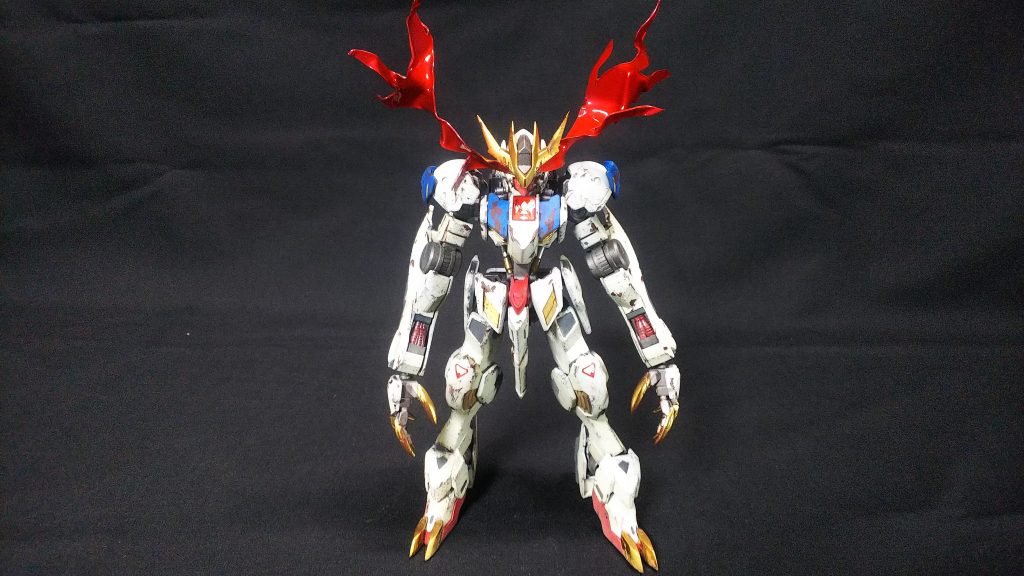 メイス、土台無しの正面から。
目から出る光はプラ板をライターで変形させて作りました。
キャンディ塗装で深みのある赤にしています。