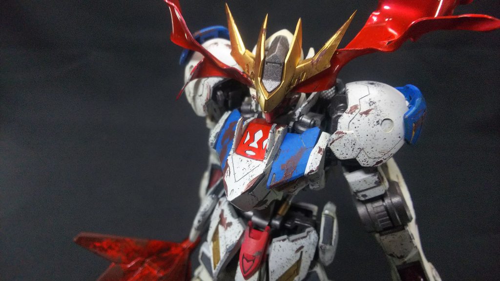 胸のエンブレムは眼光の赤や足等の赤とはまた別の色味にしています。
眼光と同じキャンディ塗装ですが、少しあっさりとした赤にしています。