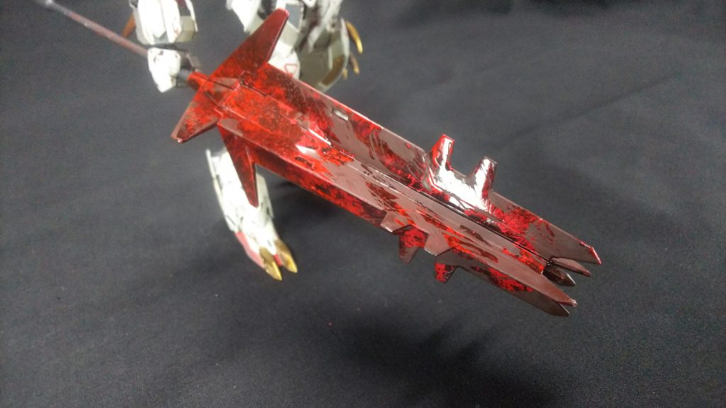 メイスは先端の形状を少し変えて尖らせています。
持ち手以外をラップ塗装にしています。
その上から返り血(オイル)をタミヤカラーのハルレッドで筆塗りしました。