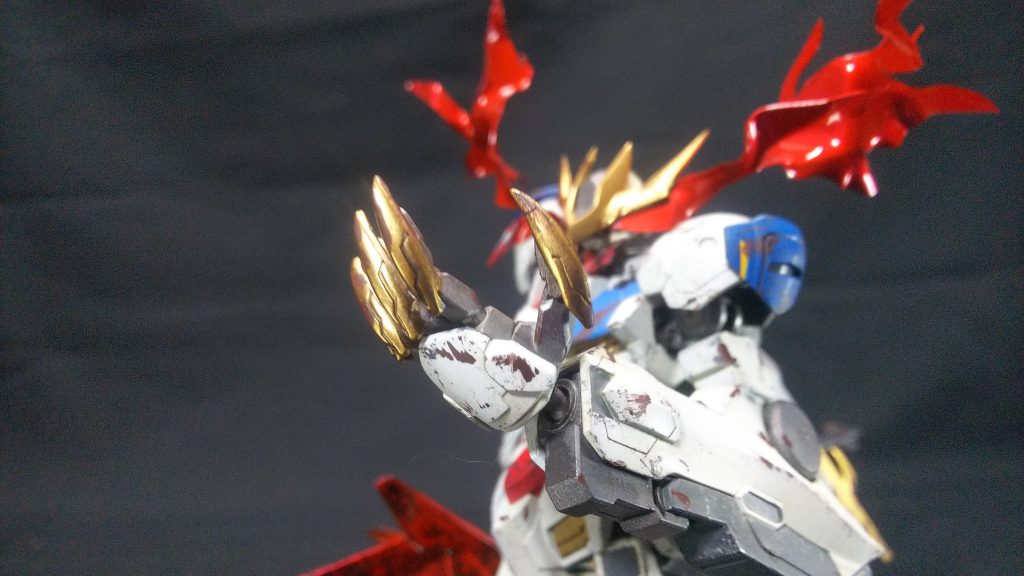 返り血(オイル)は全身に飛沫がかかったようにしていますが、メイスや爪、テイルブレードなどの戦闘でよく使われる部分は多めに塗っています。