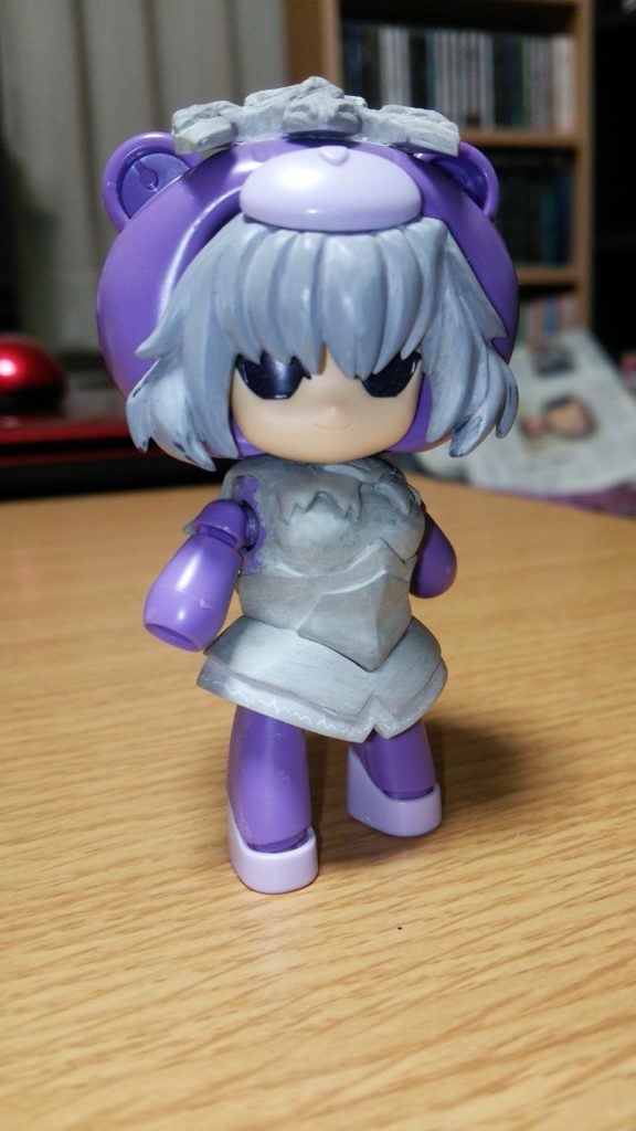 パテで鎧を作成。スカート部分は塗装しやすいように別パーツで作ります。