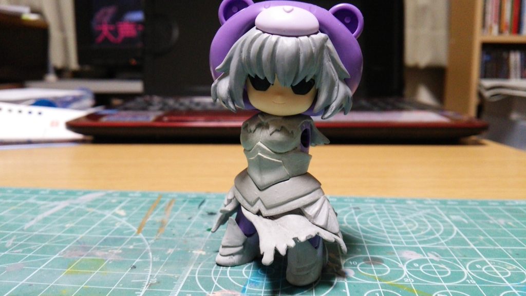 スカートと鎧の装甲を追加。足回りも鎧を着けます。