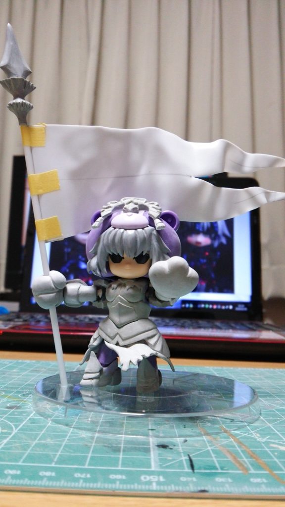 カットしたプラ板を電熱式の卓上魚焼き器で炙って少しずつたなびかせました。
火で炙るのと違って煤で焦げたり、うっかり火が着いてしまう心配が無いので使いやすかったです♪
でも軽く手に火が通りました(汗)