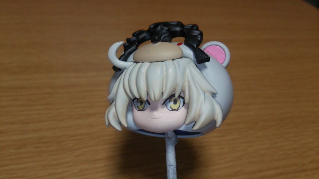 髪の毛もスプレーと筆塗りで頑張ってグラデーションを出します。