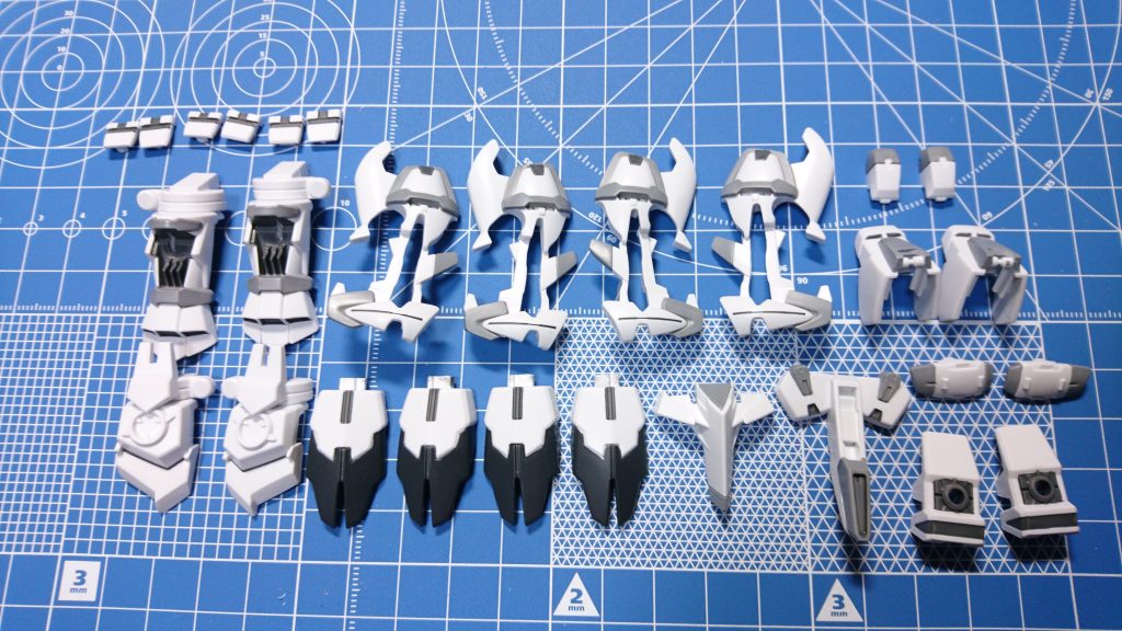 [本体装甲部]
ホワイト＋グレーで薄グレーにし部分塗装しました。膝アーマーはファントムグレーで塗り分け。排熱部はグレーのみで塗装。