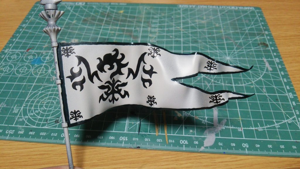 面相筆で紋章を全部描いて行きます。
下書き出来なかったので画像を見ながらぶっつけ本番で描きました(汗)