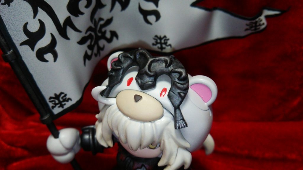 頭飾りはくまに装着。クルッと曲がったアホ毛も再現してます。