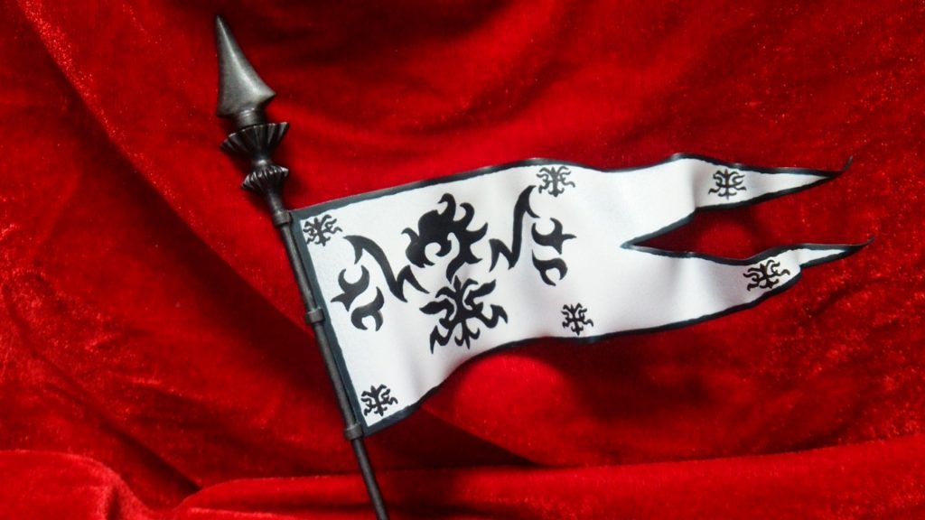 プラ棒とプラ板を曲げて製作した武器の旗。紋章は全て面相筆手描きです!
歪めてから描いたのでめちゃくちゃ描きづらかったです(泣)