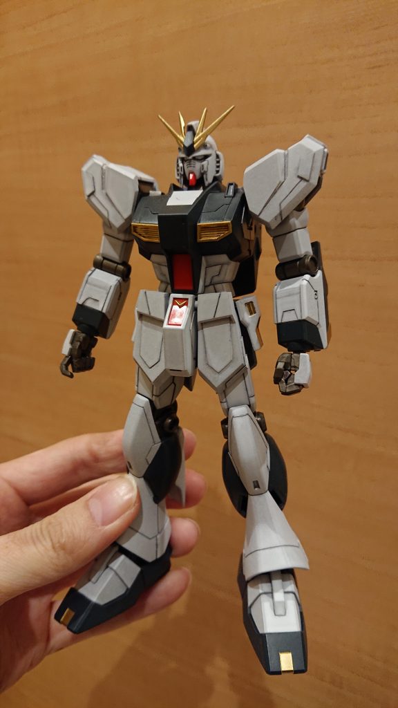 塗装途中。基本はサフ吹いて、缶スプレーとガンダムマーカーエアブラシで部分塗装、エナメルでスミイレ。この後、デカール等シール、つや消しトップコートを施しました。
白=クレオスのMSホワイト
黒=クレオスのネイビーブルー
黄=ガンダムマーカーのゴールド
赤=整形色ママ、つや消し
緑=付属のシールと肩の追加部分はラピーテープ
グレー=整形色ママ、つや消し。一部はガンダムマーカーシルバー