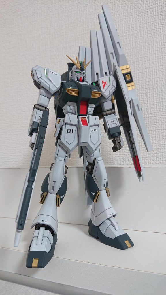 肩アーマーは段差で掘り込んで、奥にサイコフレーム的な緑を追加。var.ka的なヤツですが、全身にするとユニコーンに寄りすぎな気がするので、アクセントとして、肩に留めました。
また、脚の両サイドの黄色スラスターをΖΖのような外出しタイプにして、脚にも主張を加えてみました。