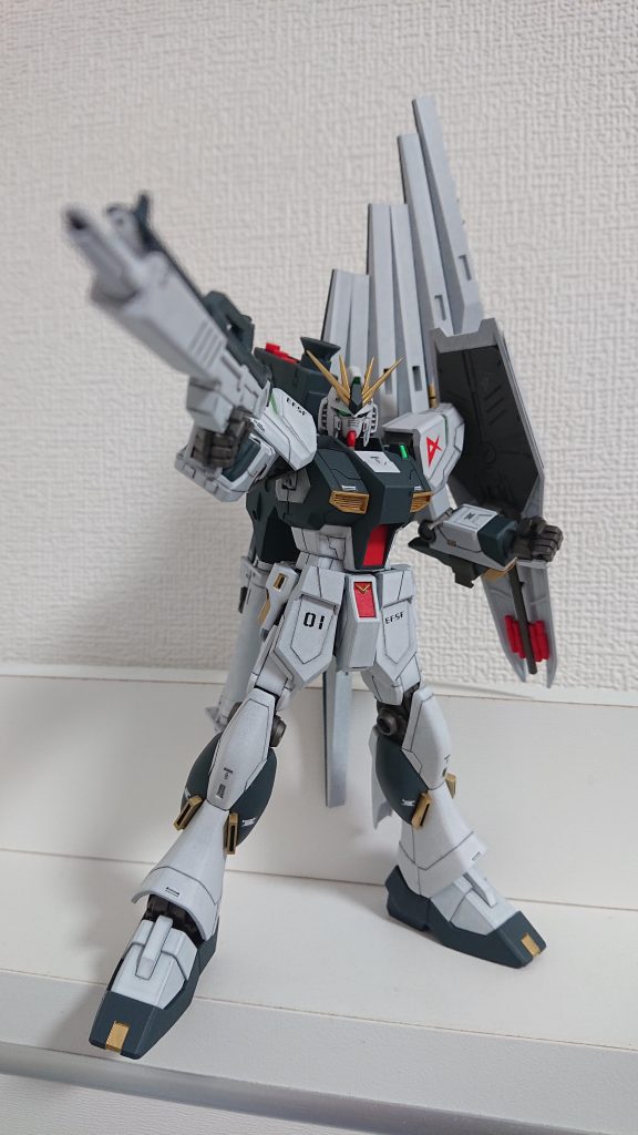 元のキットはのっぺりした印象だったので、全体的にスジ彫りやプラ版を貼り、情報量をアップ。また、プロポーションは上半身だけマッシブだったので、バランスをとるため、スカートアーマーを大型化。稼働範囲は特に弄ってませんが、胴体肩関節に別パーツぽいディテールを追加。