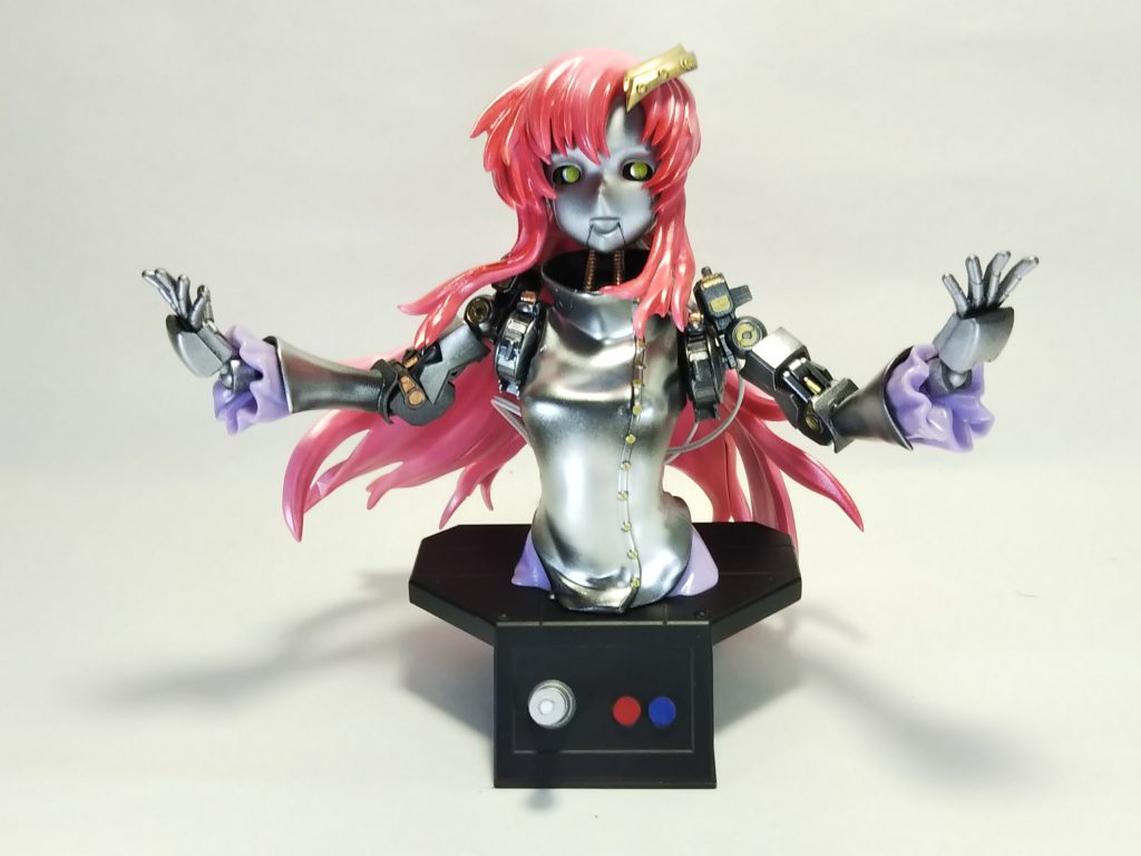 デュランダルが議長就任後間もなく開発を指示した、最初の偽ラクス。
あまりの再現度の低さに、上半身と操作用ジョイスティックが完成した時点で開発は凍結。生身のコーディネーターを整形させる方向性にシフトしたのであった。