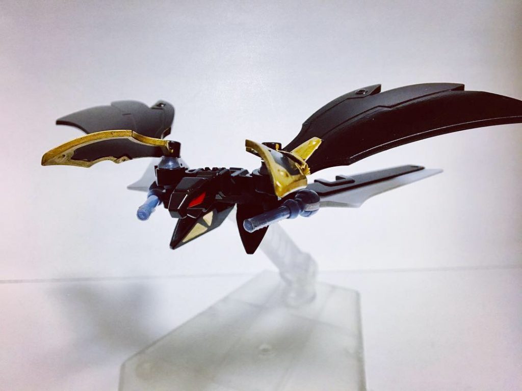 鴉型支援マシン「須烏延(スウェン)」。袁班須だけの力では調査不能な領域を調査、航空支援する役割を持つ。赤い目には暗視、録画の機能まである。