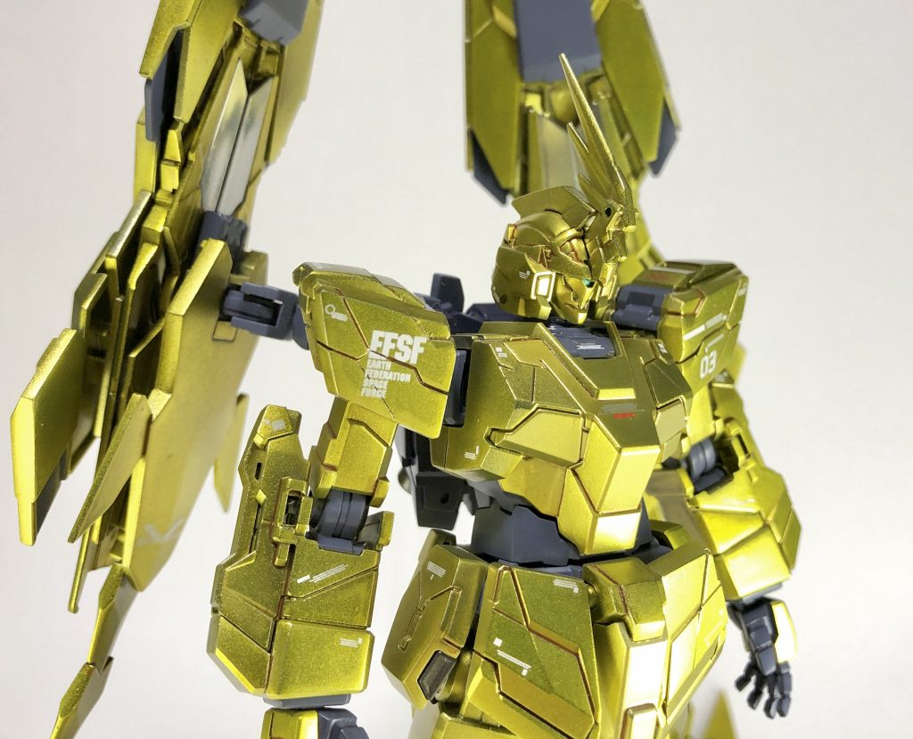 マスクはMGだと1号機と同じになっていますが設定だと鳥っぽい意匠になっているので改造して再現しています。