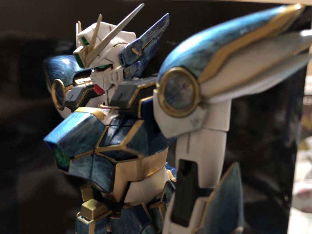 全体的にわざと塗料を掠れさせてます。
偏光塗料などでは出来ない
光の当たる場所は、もちろん塗料のメタブルーがみえますが、影になる部分をパーツ本来の色にしたかったからです。