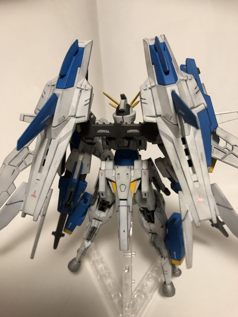 背面にはメテオホッパーのバインダーが利用されている。フレキシブルなアームによって様々な動きをすることができる。よって変形時に妨げになることもない。