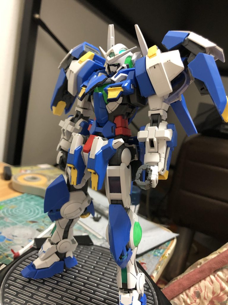 本体は主に元のエクシアを元に各部はアメイジングエクシアのパーツを使用。肩部はアヴァランチエクシアのものを流用。