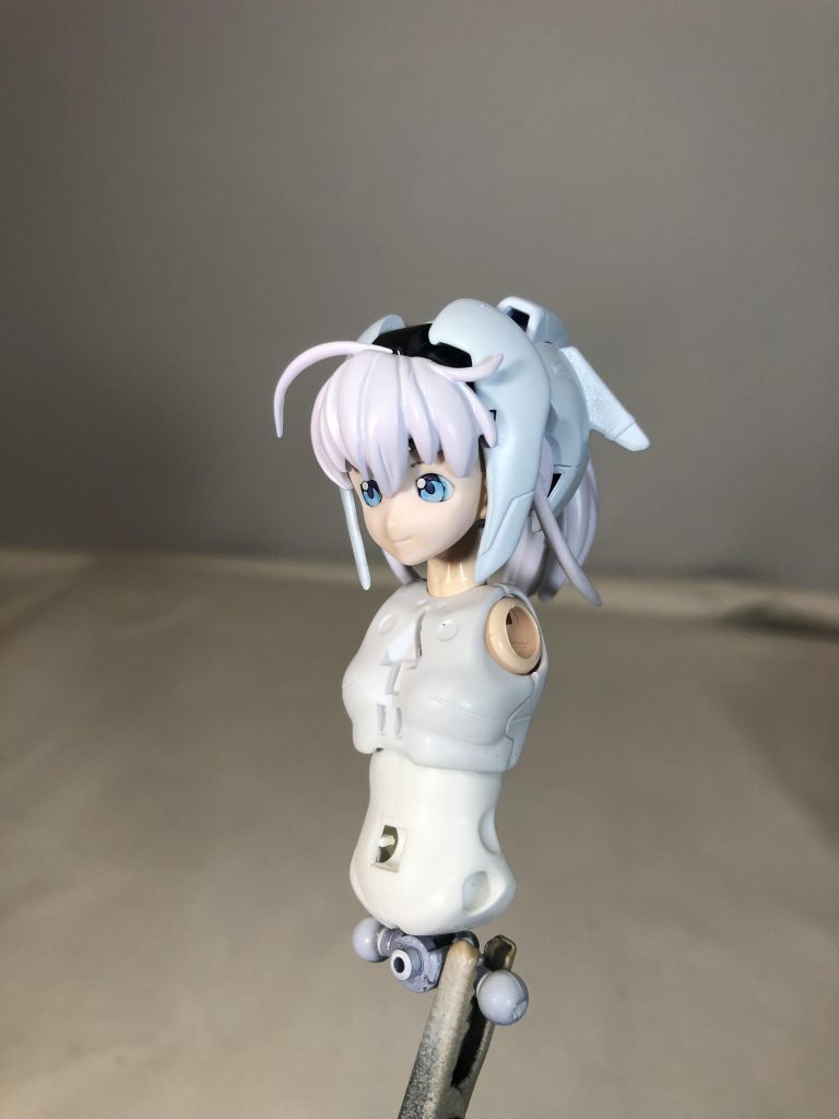 制作について 美少女プラモの完成度は
顔、特に瞳で決まってしまうのでこだわってみました。
キットは瞳部分を塗装するかシール貼るか
になっており、普通にシール貼るだけでも
可愛いサラちゃんが手に入ります。
上手くアイリペ出来るとまた違うのでしょうが、私にはとても無理。となるとシール貼る事になるのですが、色々試してみたのですがどうやってもバンダイのサラちゃんから抜け出せない!
最初から二体作るつもりだったので、違いを出すのとウチの子感を求めてパテ埋めしてデカール貼る仕様としました。
デカールはコトブキヤさんのFA・Gの物を使用してます。他のキットの瞳デカールですが加工したり細かい部分は重ね貼りして
います。