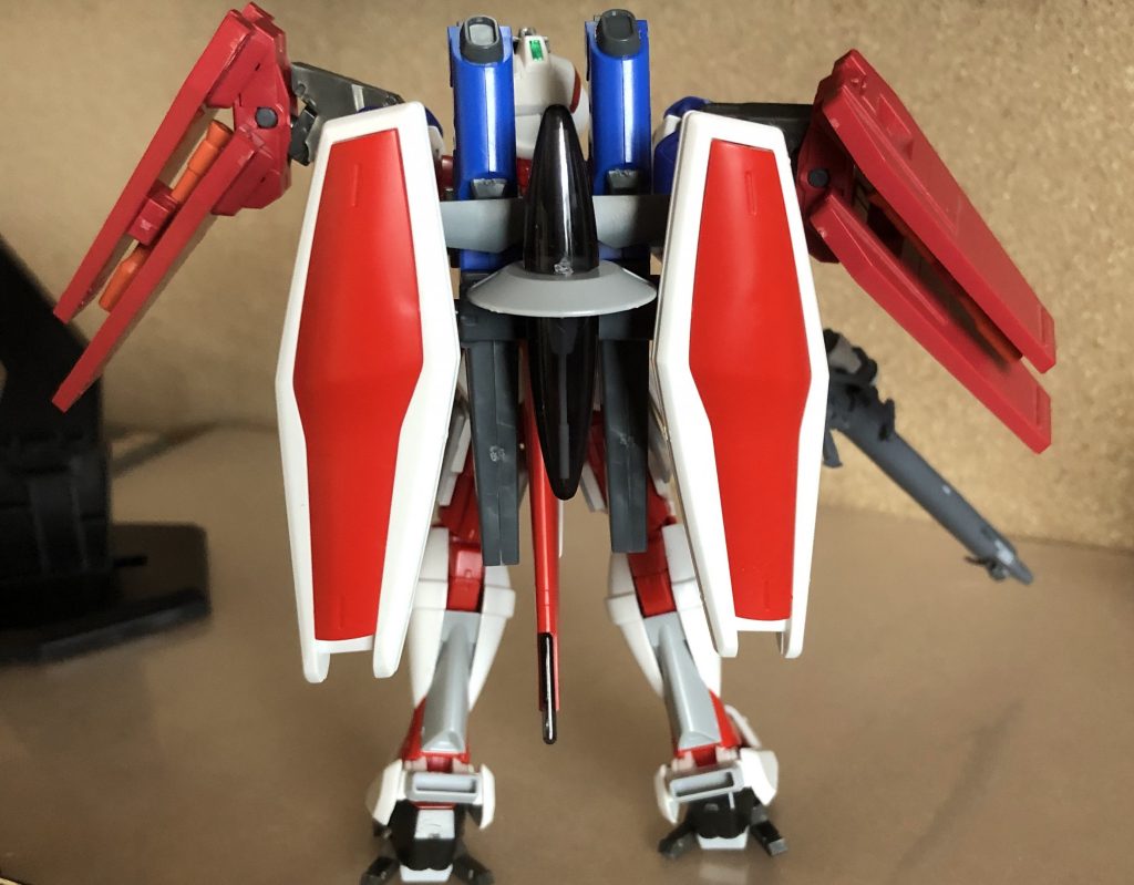 後ろの青いバックパックはフリーダムガンダムのMMI-M15クスィフィアスレール砲の試作段階時の放棄品で、攻撃能力を廃しエネルギーパック兼スラスターにしてます。