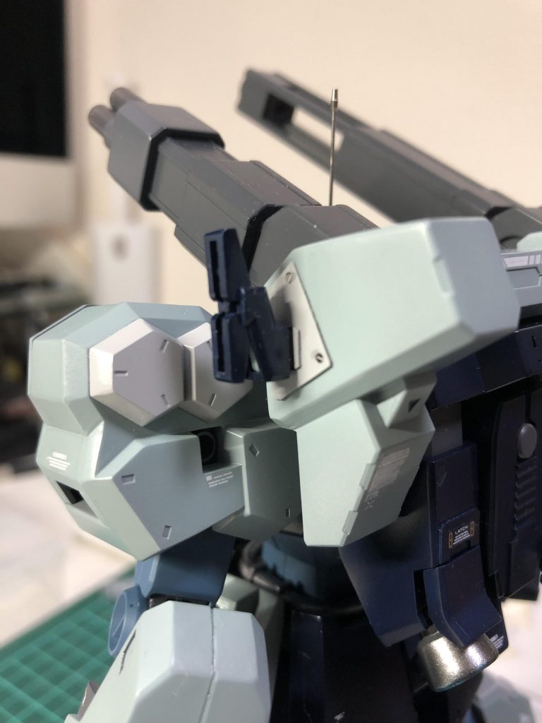 シールドの接続ユニットは、キットの余剰パーツを活用してランドセルの左側に新造し周囲をプラ板でデコレーションしています。