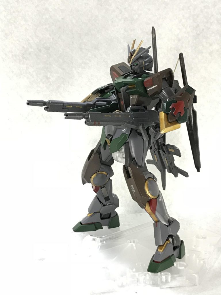 ## 高エネルギービームライフル スペールミュール
*腰部に装備される高出力ビームライフル*。ハンドガンに比べて連射性能は劣るものの、威力と射程が高い。対多数の戦闘に合わせ、腰部に装備したままでの運用も可能である。