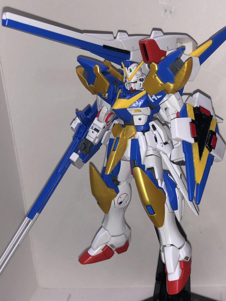旧1/100のV2ガンダム以来ガンプラを作りました。
1/144の小ささに発狂しそうになり、パーツが破損したためにやったこともない改造をすることになりましたが、その分完成した時の充実感が増すことになったので結果的にやってよかったと思います。
同じサイズでザンスカール側のMSやガンブラスターなども作りたくなったんですが、旧キットしかないんですよね・・・。