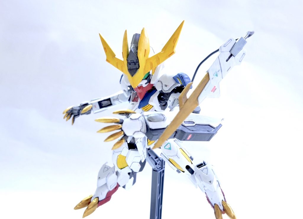 肩はHGのままだと小ぶりだったんで幅増して厚みをだしてます。
つま先はデフォルメらしく爪を開いて獣らしさをアピール