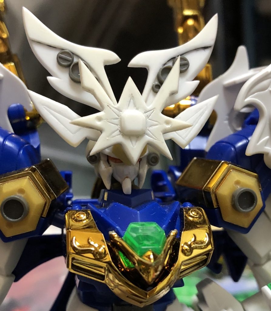 アンテナ部分はプラ板から削り出しで作製しました。