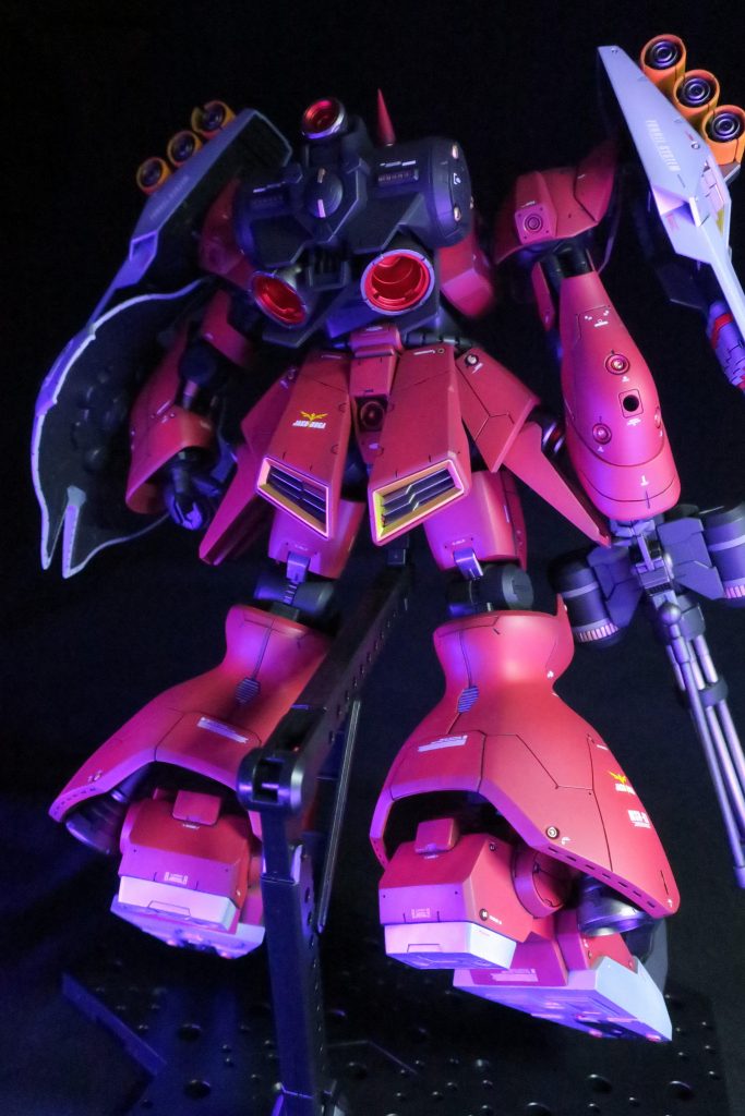 足裏はこのキットではかなり目立つ合わせ目があるので、接着して合わせ目消しを行いました。