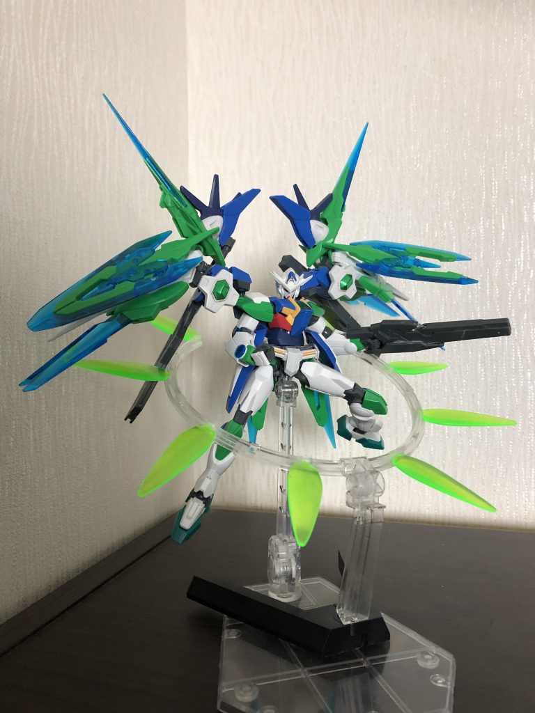 標準装備のGNビームライフルと切り札的武装のGNビームウエポン。GNビームライフルはラファエルからの流用でGNビームウエポンは便宜上でつけてますが実際はGN粒子を機械を介さずブレード状にしたりGNビームシールドにして盾にしたりビームとして射撃に使ったりと燃費悪いけど威力と応用性が高い機能。GNフィールドとトランザムはデフォであります