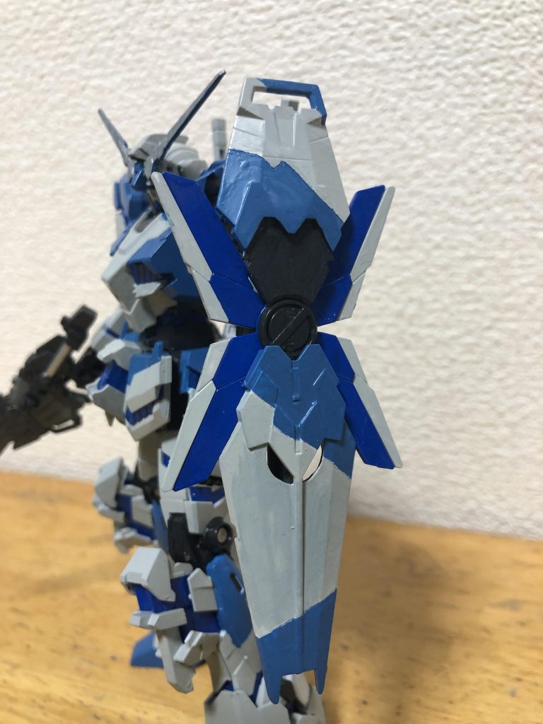 シールドや、太ももには初の筋彫りをしています