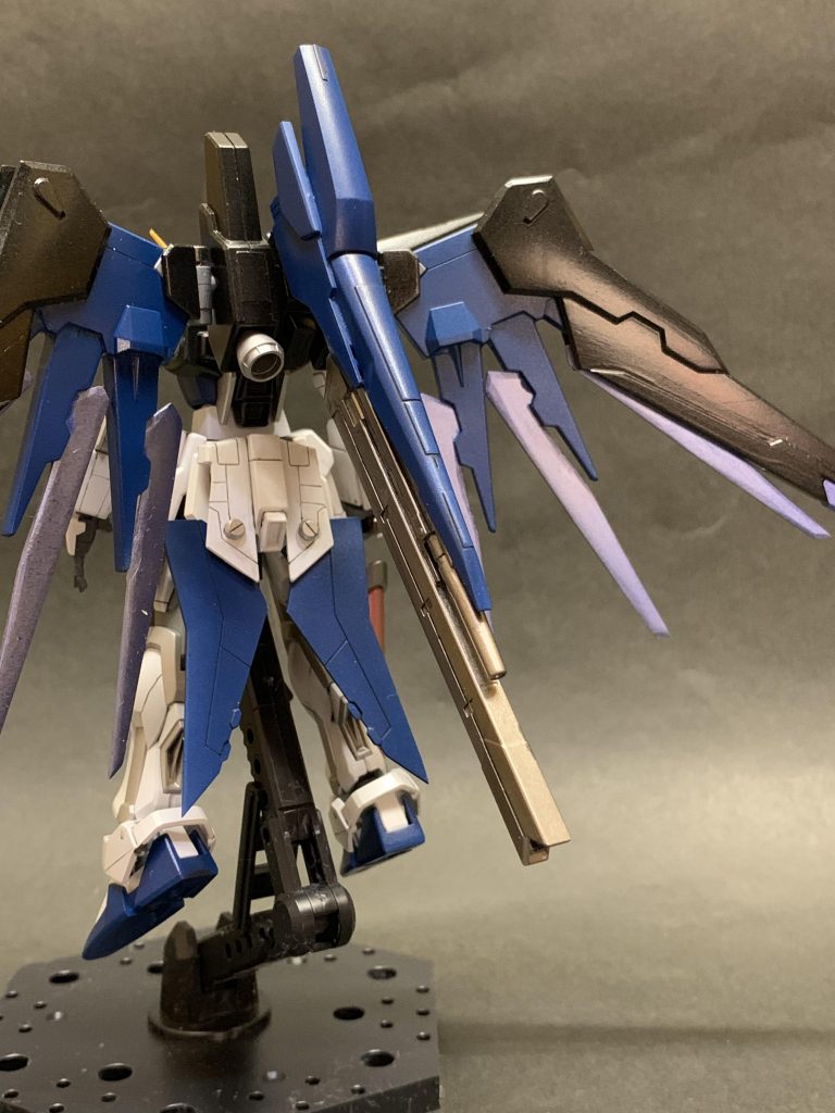 リアビュー。スクランブルを軸にZZⅡなどのパーツでボリュームアップ、羽の本来クリアパーツの部分は自作して大型化。