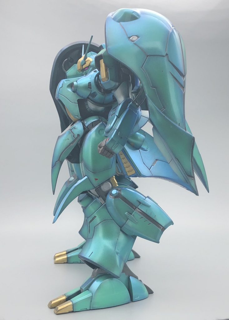 黒をベースにガイアノーツのエメラルドグリーンをグラデーション、緑から青緑に変色するエフェクト顔料を使っています♪