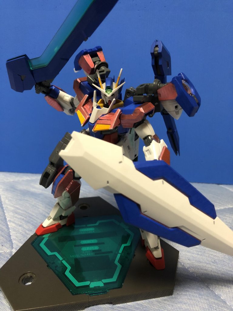 シールドはグリップを使うことで手持ちで使うこともできます。
さりげなく大型のブレイドも持たせてみたり。