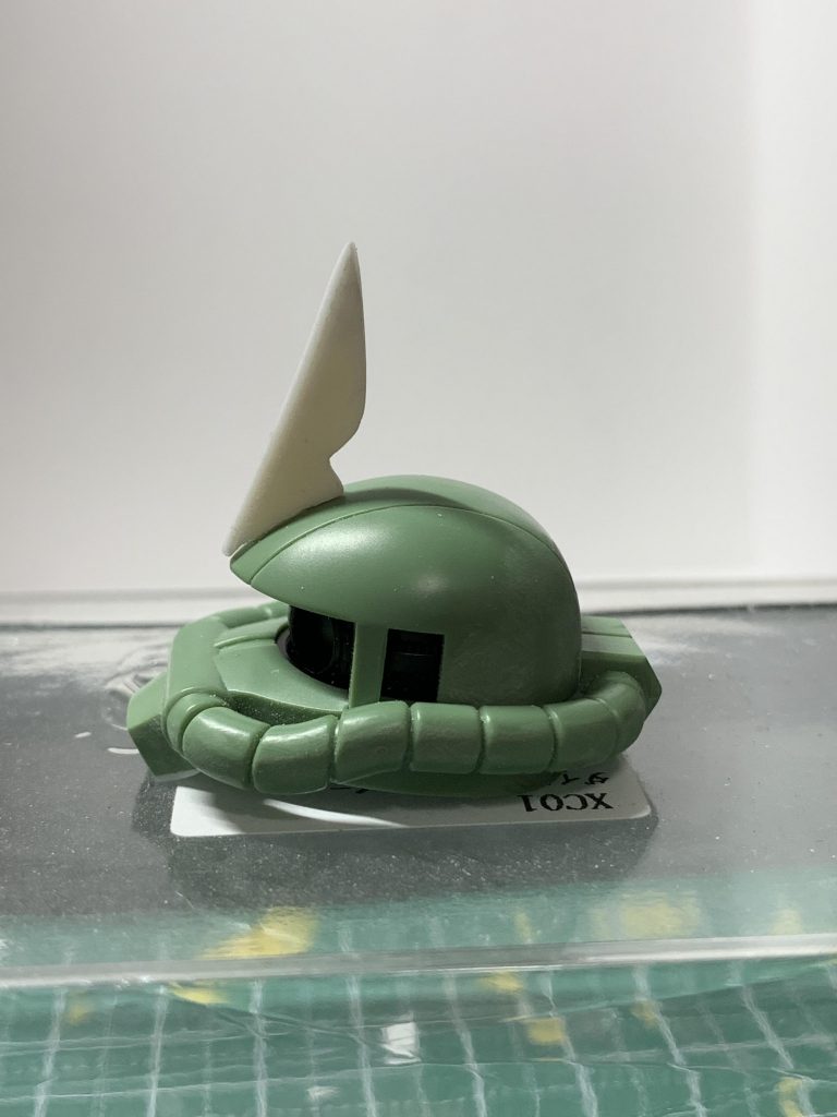 ツノをプラ板で自作。