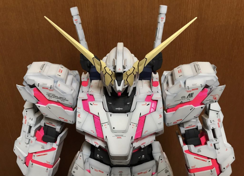 キットの出来が非常に良いし、ホワイト一色のユニコーンにはグラデーション塗装がより効果的です。
デカールはキット付属のものを2セット使用。
その他1/144、1/100、コーションデカールなどメガサイズの巨体さを生かして細かな箇所まで貼りました。デカール貼りが一番時間が掛かりましたね…。