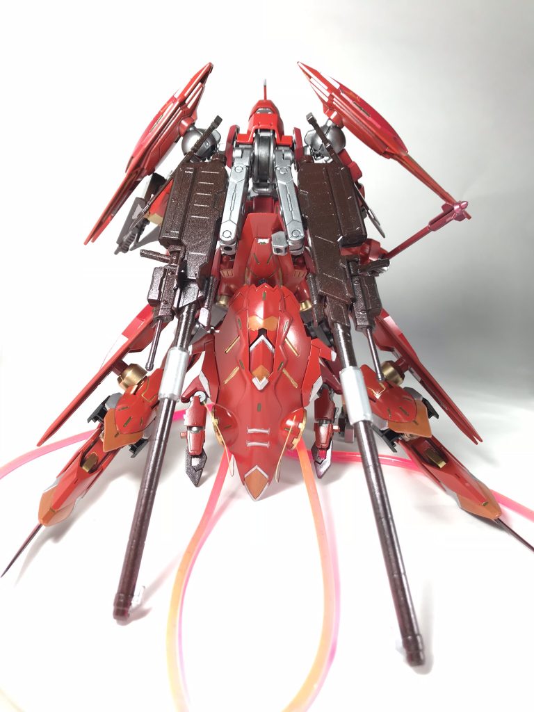 本機は多くのエネルギーを消費する為、活動時間は限られている。
それを克服する為、機体後ろ下部に新たに開発された*エイハヴドライヴ*が付けられている。
このエイハヴドライヴはプルーマの持つ機体修復機能を応用したもので、アンテナで敵機の発する*エイハブウェーブを受信しエネルギーに変換する事ができる半永久機関*である。機体全長を超えるケーブルは敵機に突き刺し、直接エネルギーを吸収する事ができる特殊武装である。これをより効果的に使用する為に本機には拘束用のクローやワイヤー武装が多く装備されている。
これらの機能により活動時間の向上が図られている。