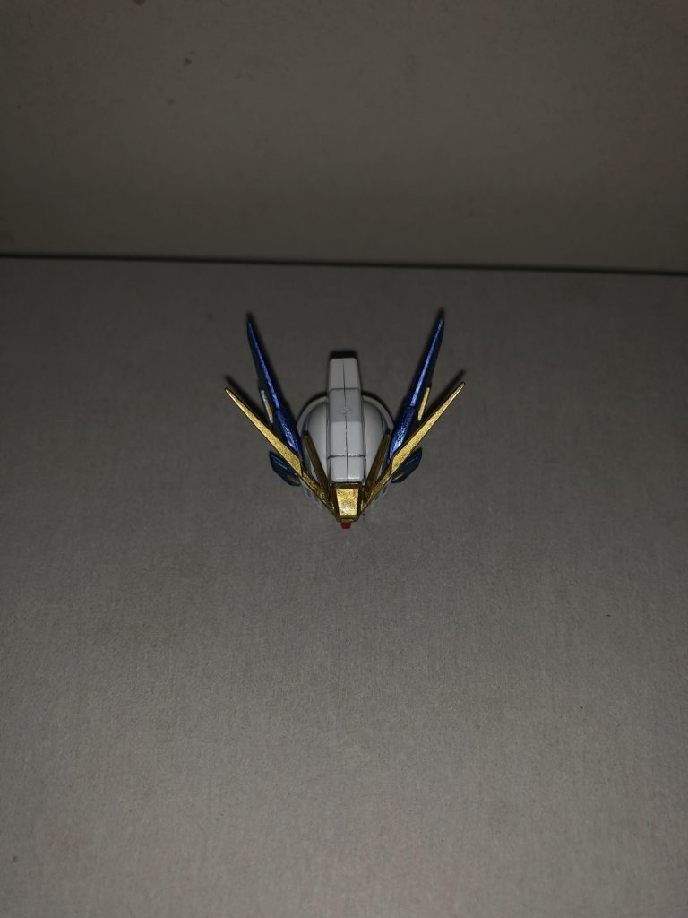 ウイングガンダムゼロの特徴のひとつである羽耳(勝手にそう呼んでます)の縁には
メタバイオレットをいれて、ちょっとこだわってみました。
結果、正面から見ると蝶々みたいな華やかさが出た気がするので、胸をなで下ろしました。(一か八かで…やりました…)